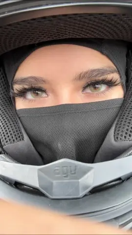 Ocean eyes 👀🤩 . . . #trending #oceaneyes #bikergirl #girlsonbikes #motolife 