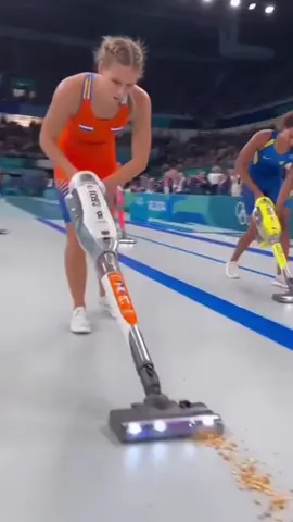 Elke kruimel telt #vrouwen #dyson #wk #stofzuigen #nederland 