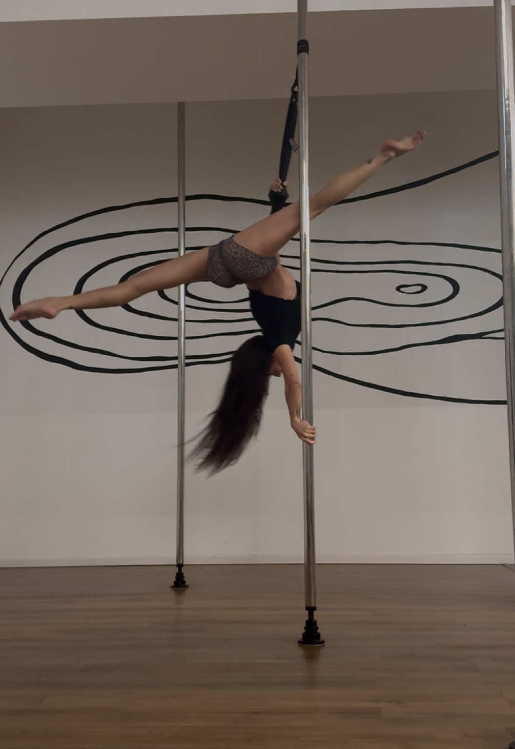 Preparando il prossimo ws di pole strap 🌪️ #teacherlife #poledancer #thepoleitaly #fyp #polemood #sport #volare 