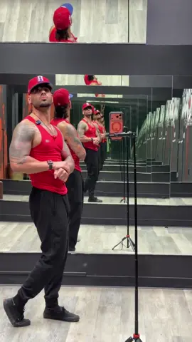 Un merenguito para quitarme el estres de haber perdido mis audífonos 😂😂, los Dominicanos cogemos todo suave 🤣🦾