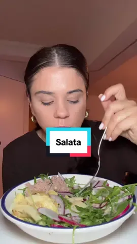 Mi-am făcut o salată pe repede-înainte că efectiv muream de foame 😅 Nu am filmat cum am făcut-o, dar vă zic doar atât: e foarte bună! 🥰 #salata #whatieatinaday #FoodLover #fyp #yummy 