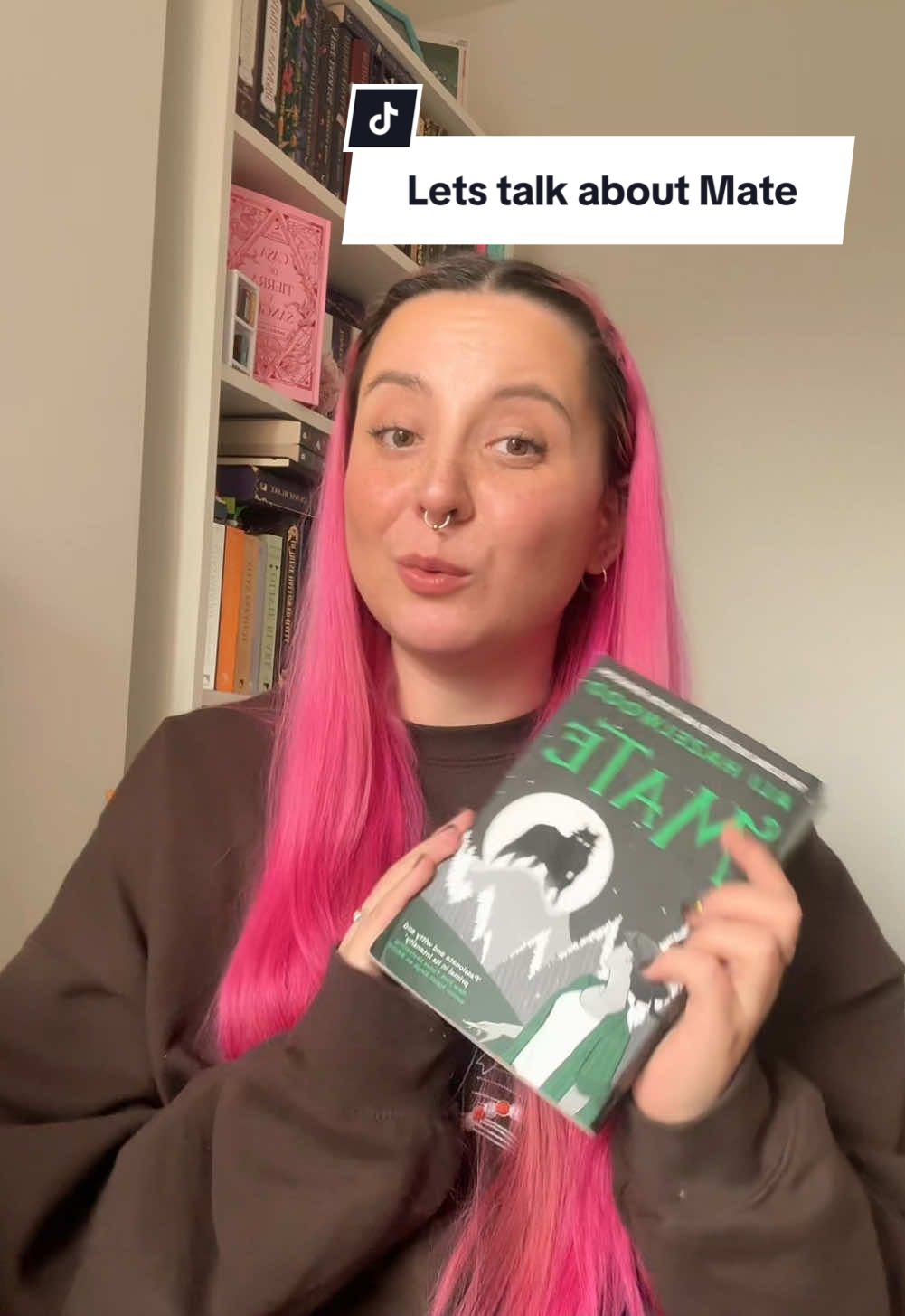 You can’t miss Mate by Ali Hazelwood everyone needs a werewolf romance in their lives I am OBSESSED with this one and I read it in a day 😆✨💖 #BookTok #matealihazelwood #alihazelwood #bookrecomendation #romantasy #werewolfbooks 