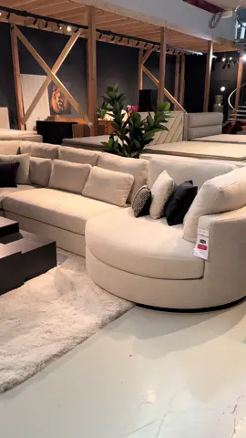 SHOWMODEL HOEKBANK SUNLIGHT 🤍 Nu tijdelijk van €4.295,- voor slechts €2.595,-  Een van onze meest geliefde banken – direct leverbaar uit de showroom en klaar om van jouw huis de ultieme chillplek te maken 🛋️ 🛒 Kom proef zitten! Onze showroom is 7 dagen per week geopend. #hoekbank #wooninspiratie #wonen #woonwinkel #woonoutlet