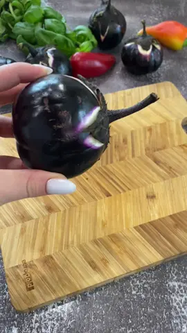 Фаршировані баклажани 🍆  Начинка: фарш, перець, цибуля, морква, мелені томати (або томатна паста), середина з запеченого баклажану, часник, лавровий лист, спеції  #фаршированібаклажани #рецептбаклажанів #стравизбаклажанів #баклажани #баклажанирецепт 
