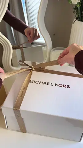 These are the perfect fragrances for this fall! I'm absolutely thrilled! You can discover them at Macy's @Michael Kors @Macy’s #MichaelKors #MichaelKorsParfums #michaelkorspourfemme #chainreaction