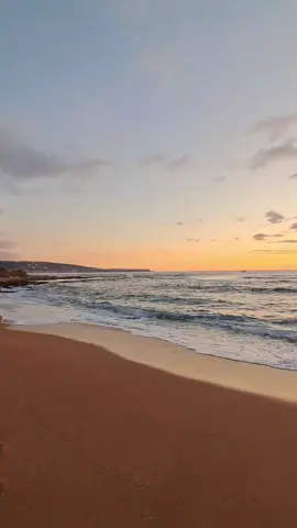 يا هوى روح وقلو قلو كتير اشتقتلو لو بدو عمري كلو بعطيه و لما يا حب تردو رح كمل عمري حدو ناري تطفيلو بردو ودفيه ردو يا هوى لعندي قصرلي المسافات حامل بإيدي وردة آهات وذكريات حبيبي يللي بحبو قلبي معلق بقلبو وعم بحلم فيه بغنيلو ما بيسمعني حتى يحن ويقشعني من يوم اللي ودعني بناديه نيمت الصورة حدي غفيتا عالمخدي غمضت عيوني وبدي غفيه ردو يا هوى لعندي قصرلي المسافات حامل بإيدي وردة آهات وذكريات حبيبي يللي بحبو قلبي معلق بقلبو وعم بحلم فيييييه🎶♥️👑 @Waelkfoury  . . . #وائل_كفوري #ياهوا_روح_وقلو_قلو_كتير_شتقتلو_♡ #Sing_Oldies #page_old_songs #waelkfoury 