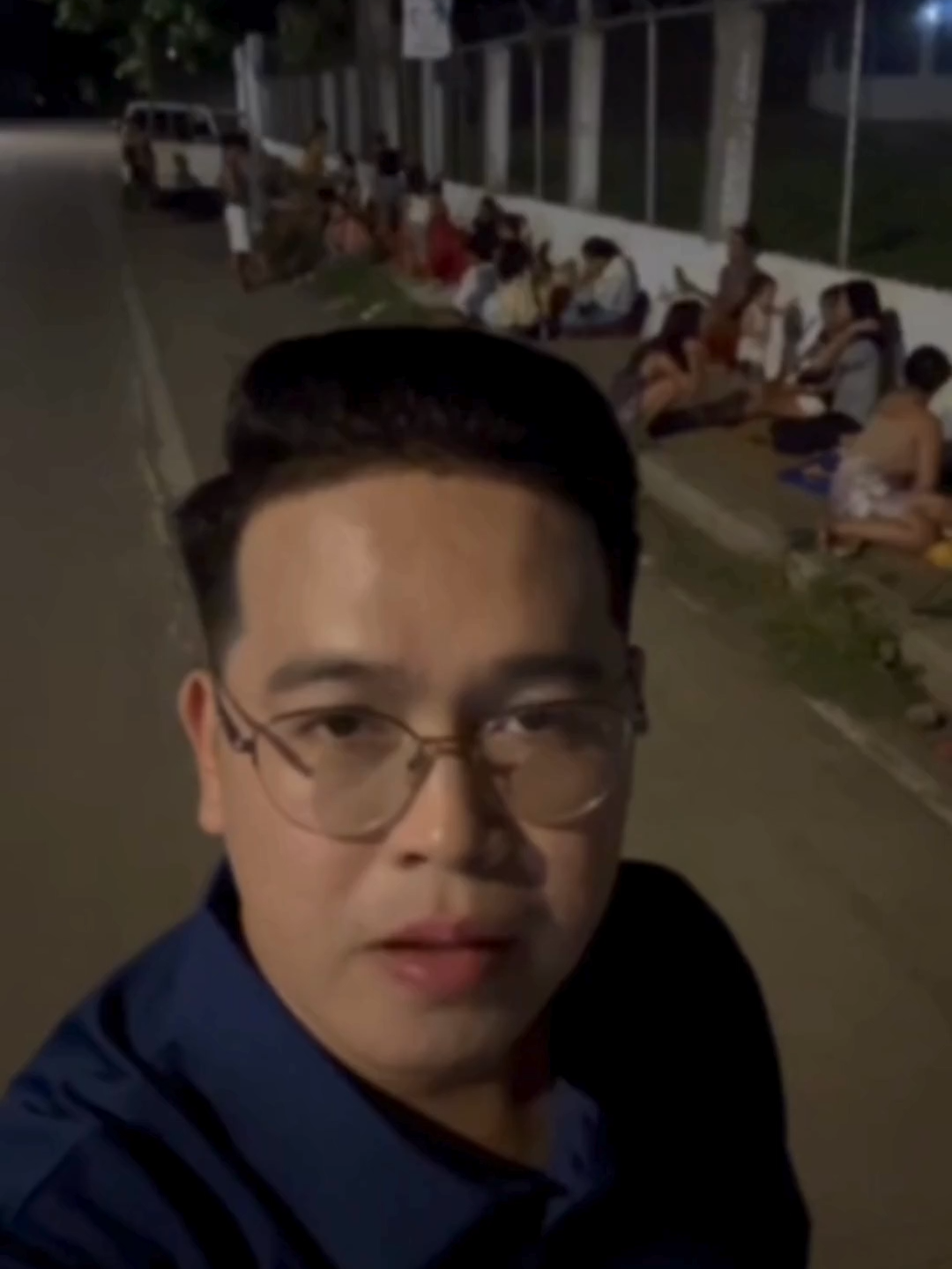 Ilang pamilya na nakatira sa mga coastal barangay ng Davao City ang piniling sa tabi ng daan sa Shrine Hills, Davao City magpalipas ng gabi sa takot ng aftershocks. Agad umano silang umakyat dito matapos yumanig ang magnitude 6.8 na lindol nitong Biyernes ng gabi, October 10, 2025. `Mas kampante umano silang matulog muna sa labas kaysa sa makaramdam ng pagyanig sa kanilang mga bahay na malapit sa dagat. | via Rgil Relator/GMA Regional TV One Mindanao #GMAIntegratedNews