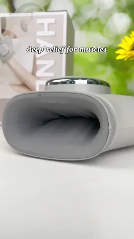 Hands tired from texting your situationship? 👀 Put them in here → massage + heat → thank me later 😏#modofobeauty #stessrelief #handtherapy #handmassage 