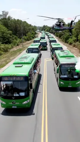 In lahore people's enjoy the green buses all roads are blocked viral video #fyp #FYP #viral #foryoupage #foryoupage @Zain Abbas.Z.Z 