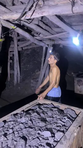 World's most dangerous of job, sending signal from signal of 3000 feet to pull the trolley at the Earth's surface #blackdiamond #treasurehunt #coalmining #Minecraft #blackdiamondmining #undergroundmining #minecraftmining #goldmining #hiddentreasure 