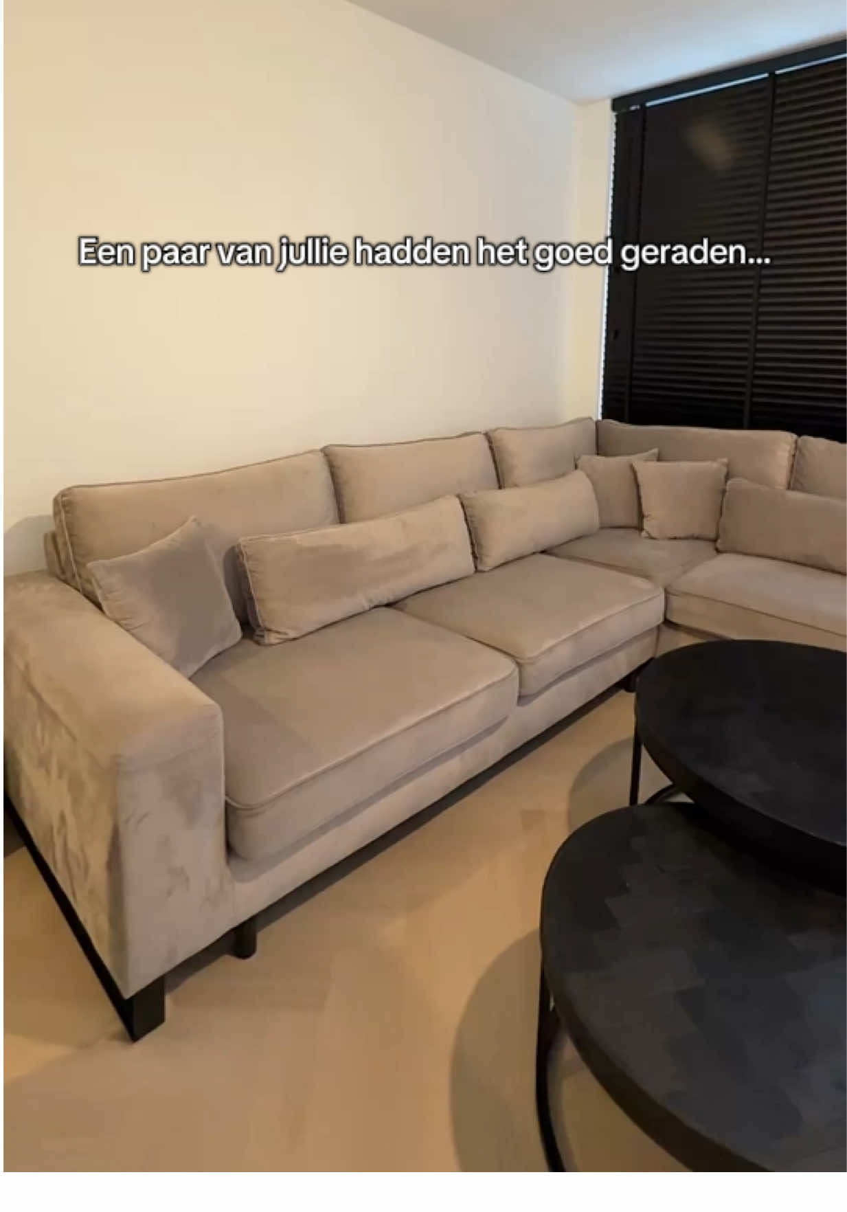 De nieuwe bank is er eindelijk 🛋️🤍 Nu nog decoreren — welke kleur kussens zouden jullie kiezen? 👇 #homemakeover #beforeandafter #homeinspo #livingroomdecor #interior 
