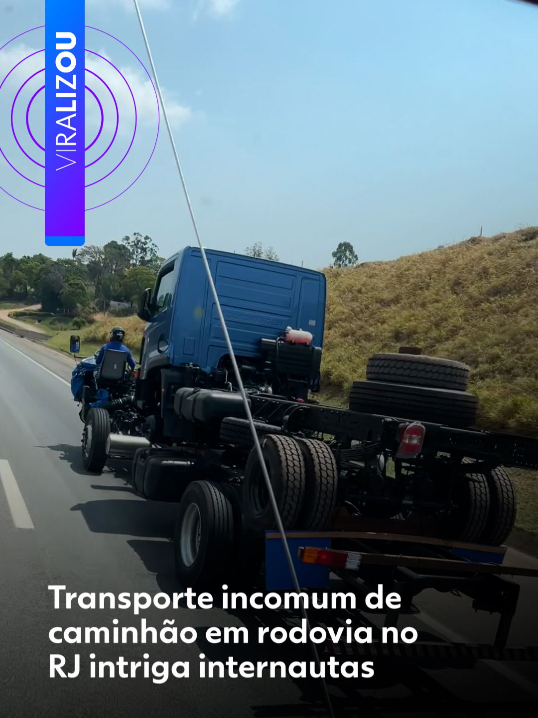 #Viralizou - Em Petrópolis, no Rio de Janeiro, Lucas registrou uma cena inusitada enquanto trafegava pela estrada. À sua frente, um caminhão aberto transportava outro caminhão em cima da carroceria, e para completar o cenário curioso, um homem estava sentado em uma cadeira conduzindo o veículo superior, usando capacete e cinto de segurança. 