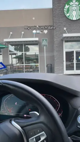 The rain just made it perfect 🧸🌧️ #workingmom #readersoftiktok #comewithme #kindle #lunchbreak