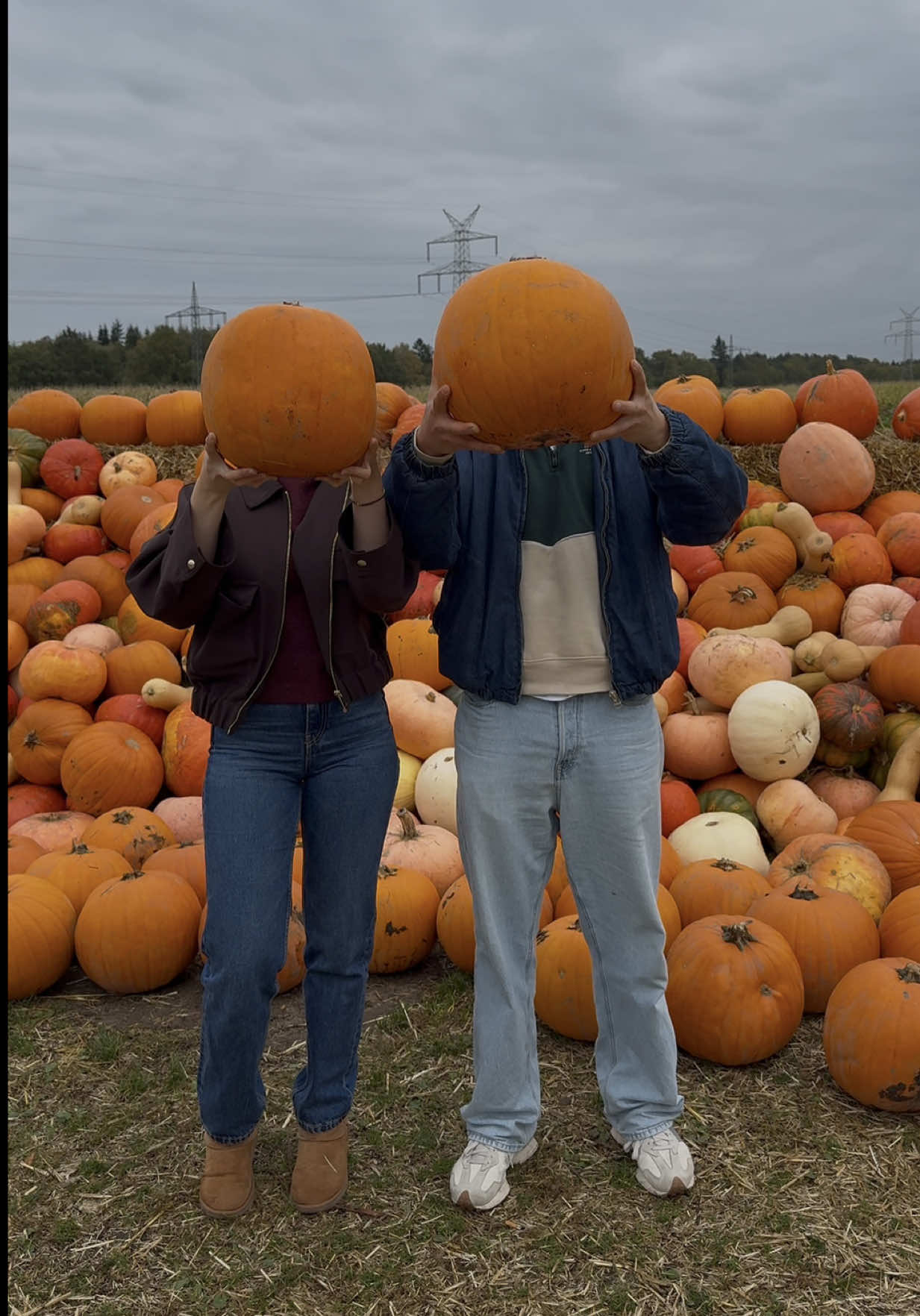 We love these little silly couple trends ❤️🥹 Tag someone you'd like to try out the trend with.💌 #fall #couplegoals #pumpkinseason #pumpkinpatch #pumpkinseason                  