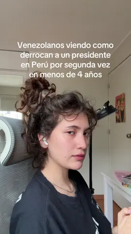 Nosotros llevamos como 30 guarimbas y todavía sigue ese señor ahí😔😭😭😭🖐️ #venezuela