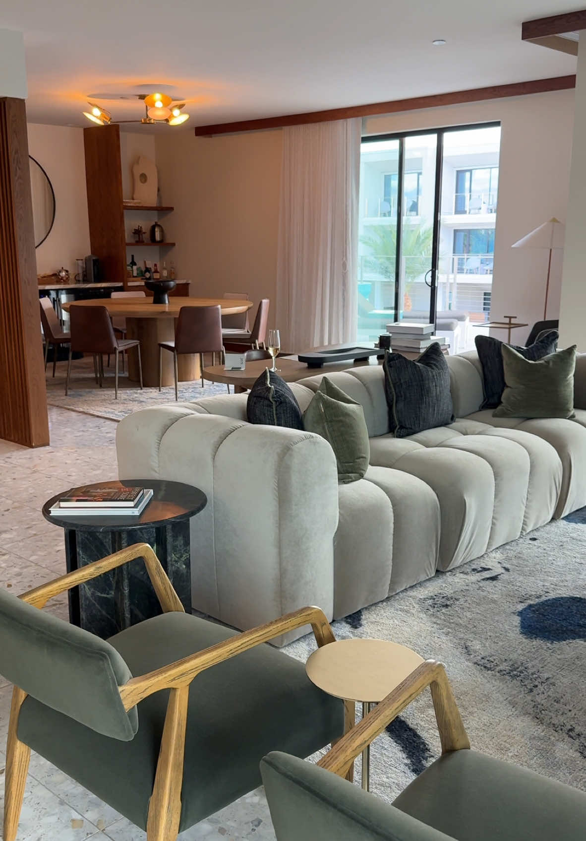 This hotel felt like a dream, and a true escape from reality 🌞 LOVED IT, add @thompson_hotels to your favs you won’t be disappointed @Hyatt #thompsonhotels #palmsprings #solotrip #dallascontentcreator #travelcontentcreator 