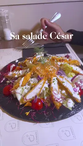 Une César pas comme les autres 😍 Fraîche, halal et 100% plaisir — seulement à La Marmite, Toulouse 🥗🔥 #LaMarmite #HalalToulouse #FoodTok #SaladeCesarHalal #ToulouseFood  
