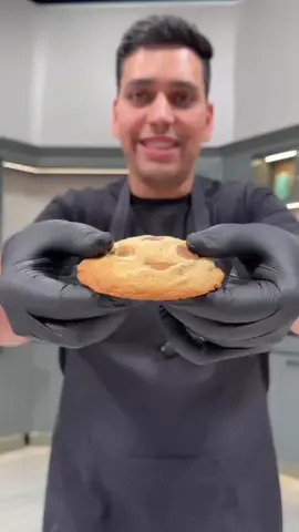 وصفة الكوكيز بتفوووووز🤩✨👌🏼credits to: moalhamadd on instagram المكونات:وصفة الكوكيز 🍪 زبد 250gr سكر بني 300gr بيض 2 حبة فانيلا 5gr طحين 300gr بيكنج صودا 5gr رشة ملح  قطع شوكلاتة بالحليب حسب الرغبة قطع شوكلاته بيضاء حسب الرغبة او شوكلاته دهن حسب الرغبة . #الشعب_الصيني_ماله_حل😂😂 
