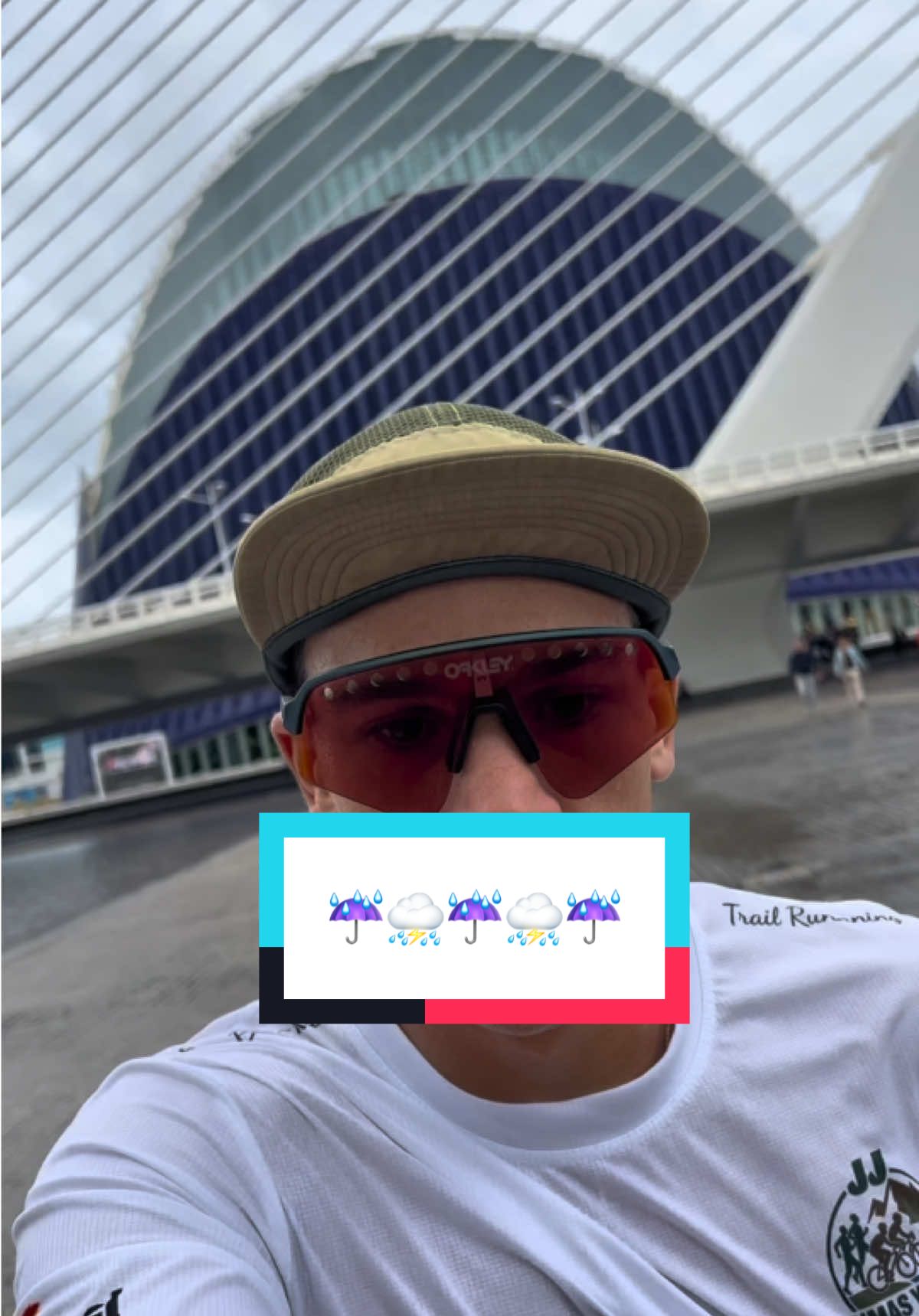 Comenta si queréis  que os enseñe la camiseta 🫵🏼🤩 Día de lluvia, no se falla, 12 km variando ritmo #Running #entrena #deporte #runner #ironman 