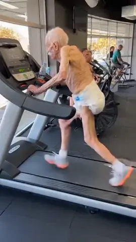 OLD MAN IN THE GYM 😅 #funnyvideo #funny #fyp #ai #gym 
