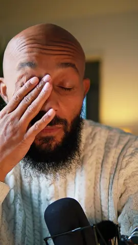 Le nombre de fratries qui ne se parlent plus. Pas de disputes, pas de haine… juste du silence. Et c’est comme ça que tout s’éteint. Parce qu’une fratrie qui se désunit c’est une famille qui disparaît. Alors avant que le silence ne prenne toute la place prends ton téléphone. Appelle ton frère. Appelle ta sœur. Les liens du sang valent plus qu’un contact WhatsApp. #muslimtiktok #famille #muqabala #storytime #enfance 