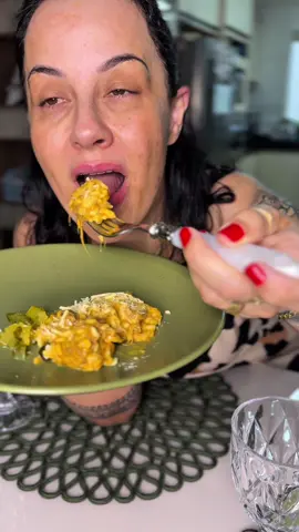 🍚Risoto de carne de panela🥩 Menina, tenho certeza que tu vai salivar aí, receita fácil e que todo mundo vai gostar, inclusive pra receber uma visita!  Agora quero ver vc fazendo a receita e me marcando. Deixei os ingredientes nos comentários ♥️ #receitas #cozinha #amor