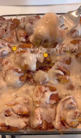 pumpkin cinnamon roll bites!! Recipe👇 2 Tbsp pumpkin puree  1/2 cup melted butter 1 cup brown sugar  2 tsp cinnamon  1 1/2 tbsp pumpkin pie spice  Can of cinnamon rolls  Bake at 350 for 25 mins  Icing - packaged icing, 1 tsp pumpkin pie spice  #halloween #fyp #foodie #foodtok #fall 