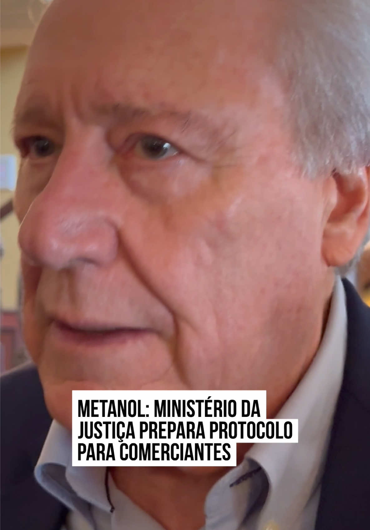 O ministro da #Justiça, Ricardo #Lewandowski, disse nesta sexta-feira (10/10) que a pasta pretende seguir o exemplo do governo de #SãoPaulo e criar um protocolo para testagem de bebidas adulteradas. A declaração foi dada após o ministro participar do Fórum Esfera, na capital paraense. Segundo ele, a Secretaria Nacional do Consumidor do ministério já está em contato com centros universitários para desenvolver a metodologia. Lewandowski afirmou que o Ministério da Justiça também pretende elaborar um protocolo para orientar os empresários, de forma a “separar o joio do trigo”, diferenciando bons e maus comerciantes. “A nossa Secretaria Nacional do Consumidor entrou em contato com vários centros universitários de referência no Brasil, que estão desenvolvendo metodologias simplificadas para identificar #metanol nas bebidas. Estamos também elaborando um protocolo para orientar os comerciantes de modo geral, porque o que nós queremos é separar o joio do trigo”, disse o ministro. “Existem os bons comerciantes, que precisam ser protegidos. Esse é um setor importante da economia: vendas de bebidas, bares, restaurantes e lazer. É um setor que precisa prosperar, que tem que continuar. Os maus comerciantes e maus industriais que estão adulterando as bebidas serão punidos na forma da lei, e os bons serão incentivados dentro do possível”, acrescentou. Na quinta-feira (9/10), a Secretaria de Segurança Pública de São Paulo anunciou a criação de um protocolo para aperfeiçoar a identificação de bebidas falsificadas. O estado é o epicentro de uma onda de contaminações por metanol. #TikTokNotícias 📹 Igor Gadelha/Metrópoles 