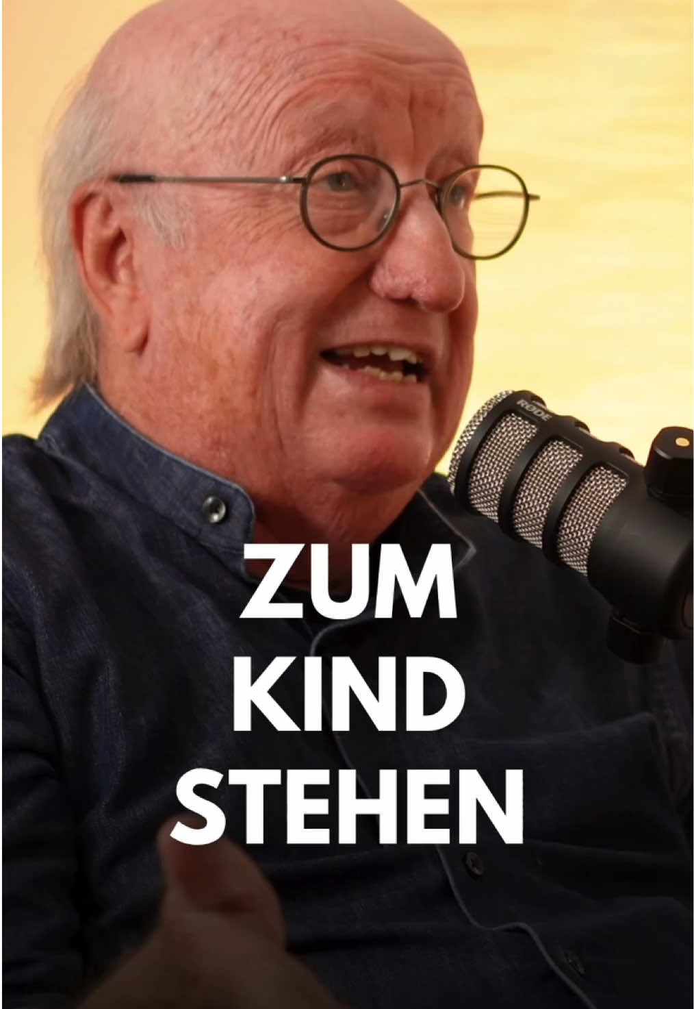 Was es wirklich heißt, zu seinem Kind zu stehen 🤍 Manche Kinder brauchen Zeit, um sich in neuen Situationen zurechtzufinden. Doch statt sie zu drängen, sollten wir lernen, sie in ihrem Tempo wachsen zu lassen. Jan-Uwe Rogge, Erziehungsberater und Autor, erzählt ein bewegendes Beispiel dafür, was passiert, wenn Kinder Raum und Vertrauen bekommen. 👉 Link zum ganzen Gespräch in meiner Bio 🎙️