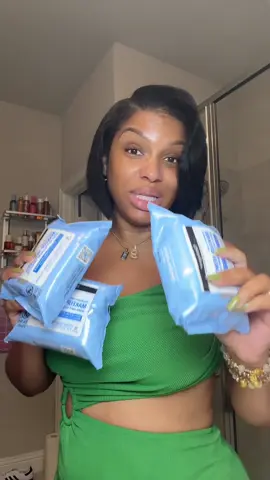 This 3 pack of makeup wipes is such a great value. These makeup wipes really do a great job of removing makeup, dirt and sweat. #makeupremoval #makeupwipes #makeupremoverwipes #facewipes 