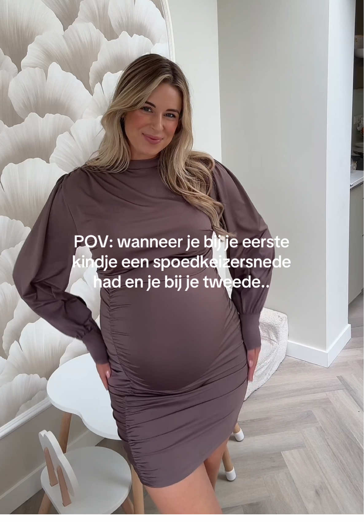 Dit was echt een droom voor mij 🥹 Ik was bang dat het weer een keizersnede zou worden.. mijn angst hiervoor is zo groot maar ik wist dat ik het zou kunnen want dat was me de vorige keer ook gelukt. Ik wist niet op wat voor pijn ik kon rekenen van de weeën en ik heb ze gevoeld haha.. daarom klinkt het misschien gek: maar zo dankbaar dat ik dit ook heb mee mogen maken 🙏🏼👶🏼 Hoe je ook bevallen bent: mama’s zijn echt powervrouwen, zo’n respect. Hoe / waar ben jij bevallen? En misschien wel het belangrijkste: hoe kijk je er op terug? ❤️ #bevallen #bevalling #natuurlijkbevallen #keizersnede #ziekenhuis 