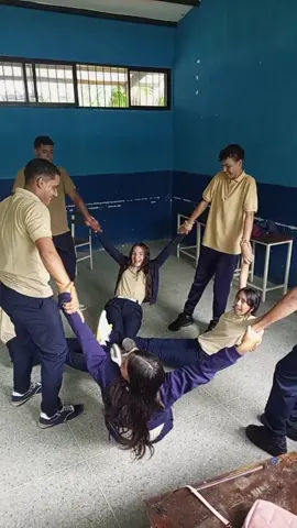 a la rueda rueda de pan y canela 😁#videoviral #paratii #liceo #4añoc #sigan @Sofia✨♥️ @Diego @Michelrivas @Antonella✨️❤️ @Nanii Nanii🪄🃏 @Sebastian 