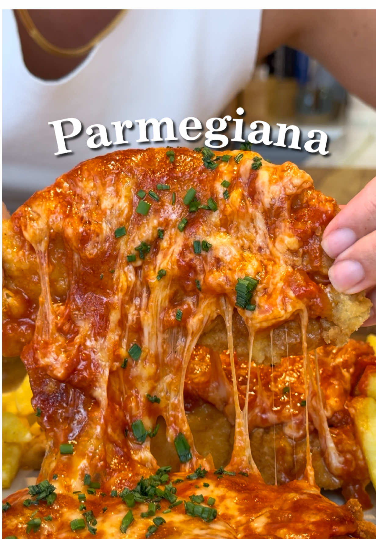 Esse frango à parmegiana é PERFEITO: crocante por fora, suculento por dentro e com aquele queijo derretendo por cima do molho de tomate caseiro… não tem erro! 😮‍💨 Ingredientes: Para o frango: - 4 bifes de filé de frango - ⁠Sal, pimenta do reino e alho em pó a gosto - Farinha de trigo para empanar - 2 ovos batidos - Farinha de rosca para finalizar Para o molho: - 1 fio de azeite - 1 dente de alho picado - ½ cebola picada - 1 caixinha de passata de tomate - Sal e pimenta do reino a gosto Para finalizar: - Queijo mussarela fatiado - Parmesão ralado (opcional) - Batata frita para acompanhar ✨ Truque: o molho e o queijo só vão por cima no final, pra manter o frango crocante e perfeito. Me conta, você é do time que come com arroz e batata frita ou com purê? 😋 #parmegiana #receita #receitafacil #frangoempanado #frango 