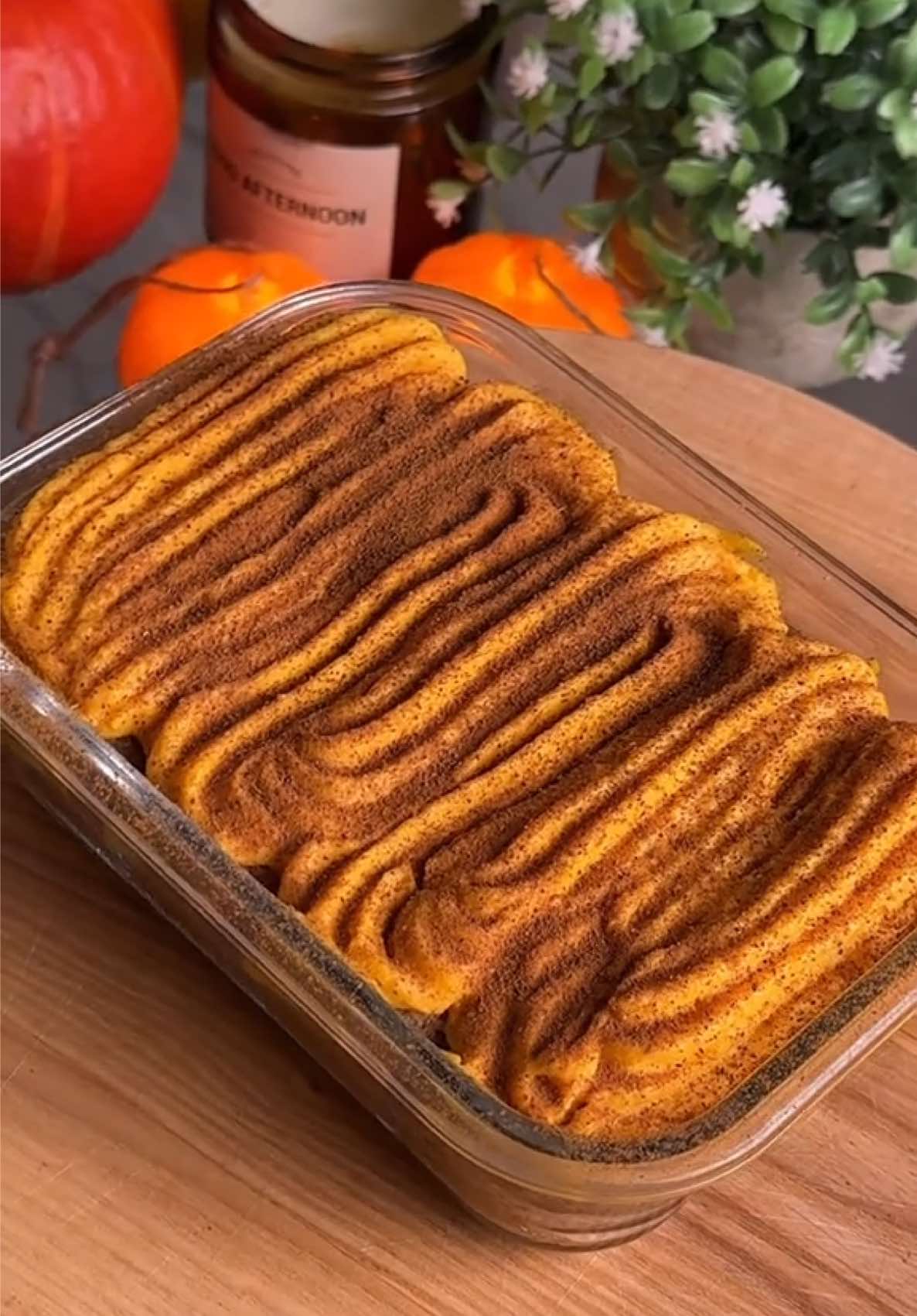 🍰 Гарбузове тірамісу 🎃 В сільпо на ціноьижиках гарбуз, рікота, вершки та кориця! Інгредієнти: ✅ ~100 г печива «Савоярді» ✅ 250 мл кави ✅ 200 г сиру рікота або крем-сиру ✅ 100 г цукрової пудри ✅ 100 мл вершків 33% ✅ 150 г гарбузового пюре Як приготувати:  Гарбузове пюре: Очищений гарбуз нарізати кубиками, запекти при 200°C 30-40хв (до м’якості). Охолодити і розімʼяти вилкою до пюре. Заварити каву ☕, за бажанням додати осінні спеції — корицю, імбир, мускатний горіх. Збити блендером рікоту, гарбузове пюре, цукрову пудру та вершки. Швидко вмочати савоярді у каву, викладати шарами з кремом. Поставити в холодильник мінімум на 3–4 години (краще на ніч). Прикрасити корицею або какао. #тірамісу#гарбузоветірамісу#рецепти#рецепт#їжа