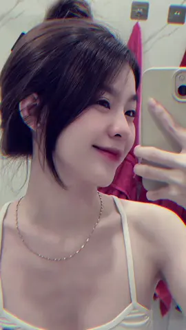 Cô ấy tốt hơn em à , cô ta cũng thương anh à ?