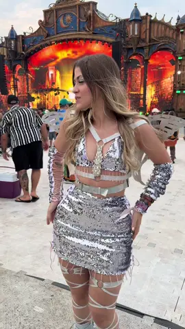 The gathering 🪩🧚🏻‍♀️ @Tomorrowland Brasil  #tomorrowland #y2k #musicaeletronica #outfit 