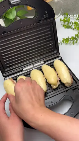 ⁨	من اليوم متشريش خبز البانيني ديريه وحدك فدار تحبو ميني بانيني للمناسبات ولا تحبوهم كبار كيما الفاست الفود جربو الوصفة روعة 👌✨ مقادير : 3كوؤس فرينة /ملعقة أكل خميرة الخبز/ ملعقة اكل سكر / ملعقة صغيرة ملح/ 3 ملاعق اكل زيت /حليب دافي  حشو : جبن / افيلي تونة  #الجزائر #جزائرية_وافتخر #المغرب #تونس #مملحات         ⁩