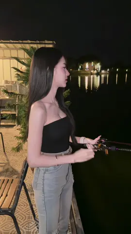 มีใครสนใจไปนั่งเฝ้าสาวน้อยคนนี้ตกปลามั้ยคะ🤪🎣#รีสอร์ทบ้านอ่างทองวิวทะเลสาป #ผู้หญิงตกปลา #บีเบลหมายแตก🎣🧚🏻‍♀️ 