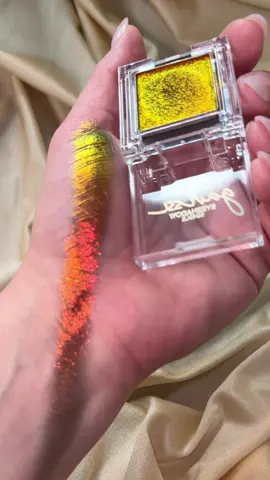 That shift 😮‍💨 Our new ‘Empire’ multichrome single eyeshadow is just magical ✨ #singleeyeshadow #multichromeeyeshadow #fyp #colorshiftingmakeup #fallmakeup 