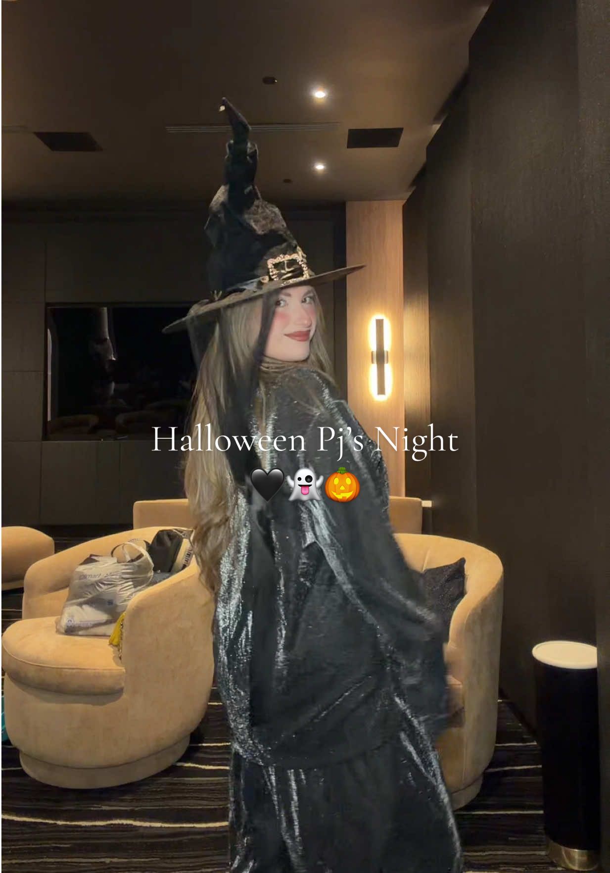 Noche de chicas en pijama 🖤 @Marilu Paz Salazar @reginaarce03 @Dalay Denisse @Ana Quiñones @Alma CG  #girlsnight #halloweengirlsnightideas #halloweenpjs #spookyseason #nochedechicas 