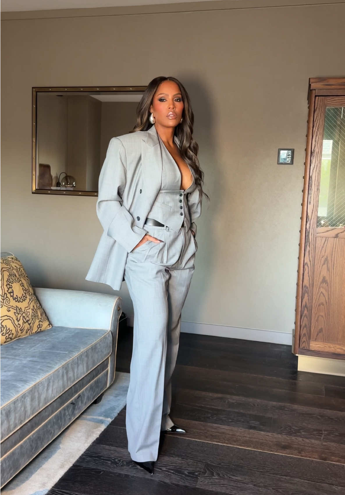 Women in suits >>> there’s something about these shoulder pads that makes me feel like a boss. Suit: Ronny Kobo Heels: Saint Laurent  Bag: Staud #outfitideas #suit #outfit #fall #falloutfits 