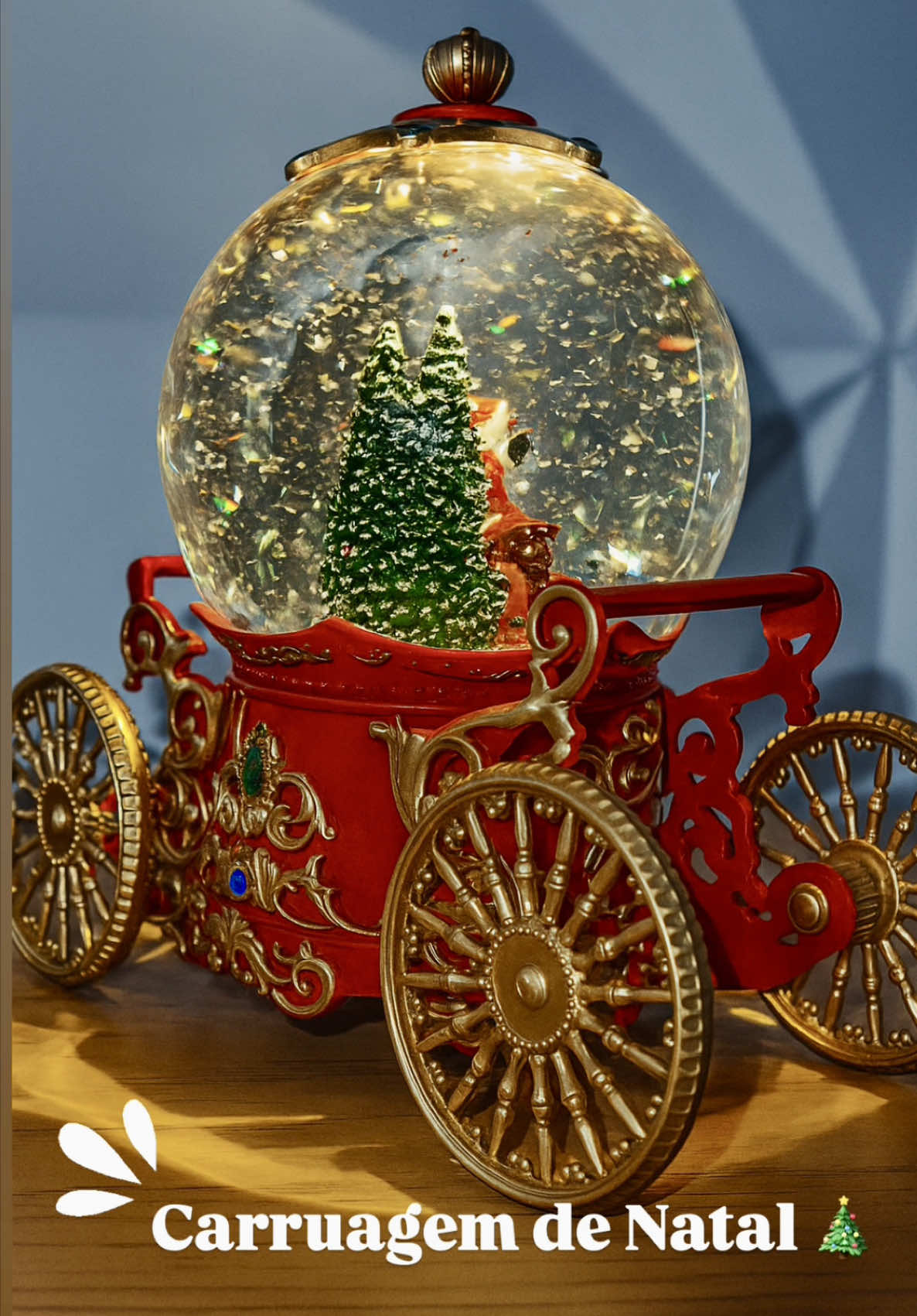 Brilho, encanto e tradição em uma só peça! Essa carruagem natalina vai transformar sua decoração em um verdadeiro espetáculo de Natal! 🎄#natal #decoracao #decoracaodenatal #natalchegando #casadecorada 