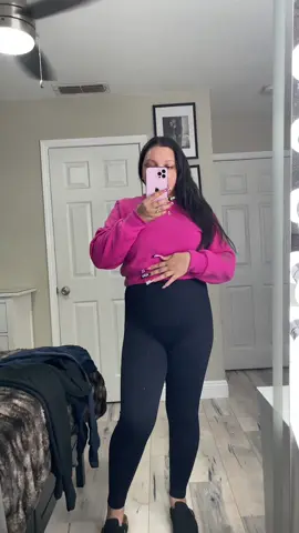 So soft and cozy 🩷💙🖤 #croppedsweater #croppedcrewneck #sweaterweather #fleecesweatshirt #itseliromero 