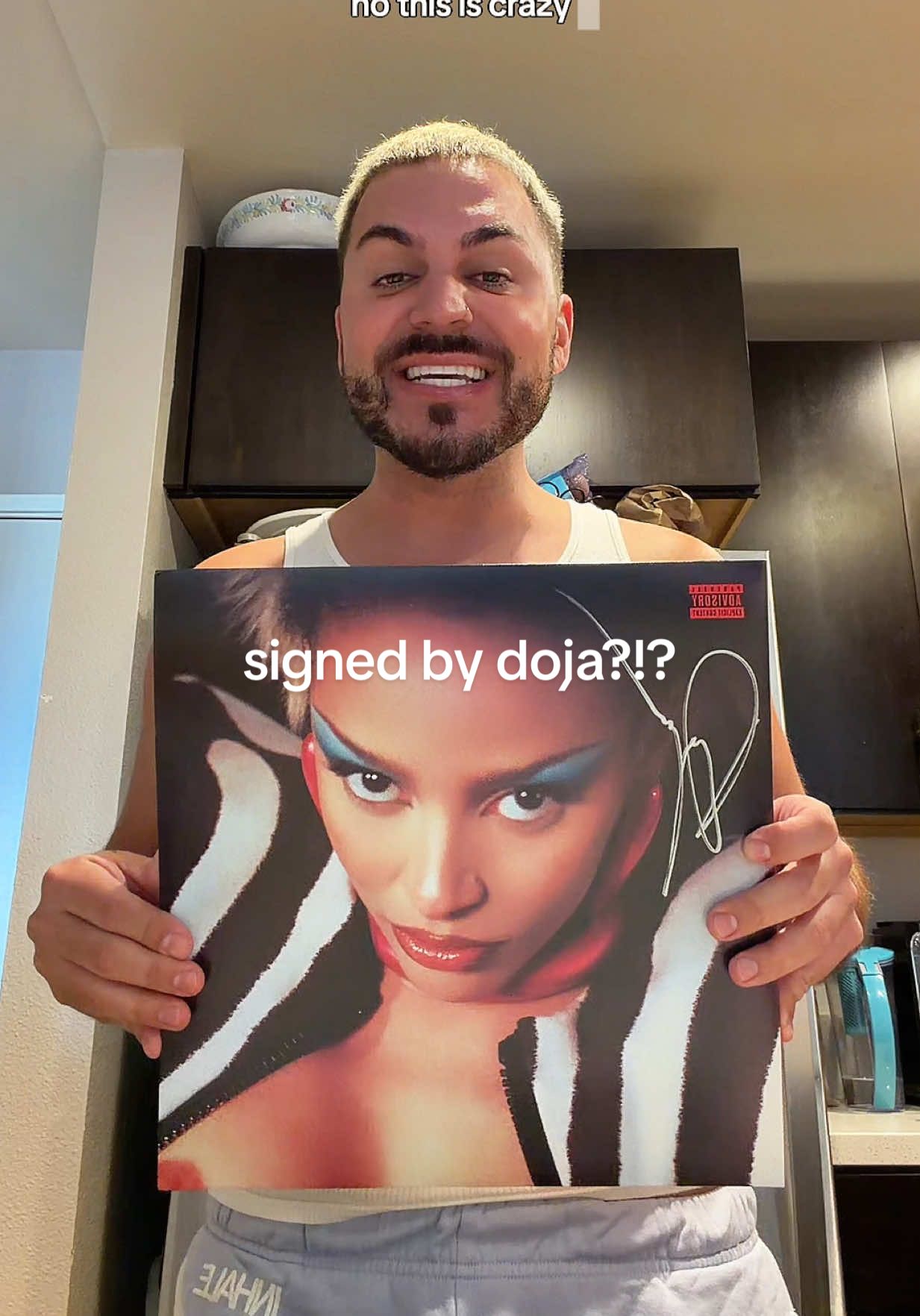 WAIT WOW??? what a great start to my friday!!! 😻 @Doja Cat @iHeartRadio #dojacat #vie #vinylunboxing 