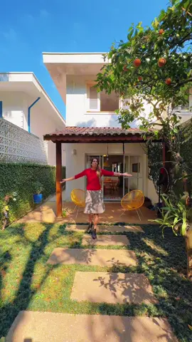 CASA COM 3 DORMITÓRIOS (1 SUÍTE) COM QUINTAL DELICIOSO INTEGRADO COM A COZINHA! ESSE IMÓVEL TEM ALMA DE LAR, COM CÔMODOS AMPLOS, MUITA LUZ NATURAL E 2 VAGAS DE GARAGEM. VALORES Preço: R$ 1.950.000,00  IPTU: R$ 663,21 x 10 Saiba mais sobre esse imóvel e agende sua visita com a Julia no Tel/WhatsApp +55 11 97060-3688 Veja o anúncio completo em refugiosurbanos.com.br - Código RU9492