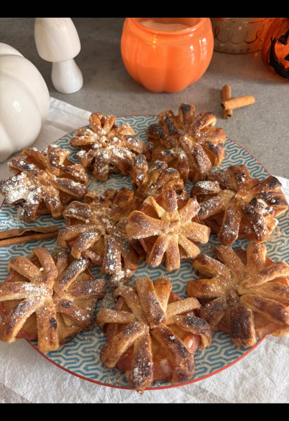 La recette la plus simple et la plus gourmande que tu feras cet automne 🍂 Des pommes, un peu de sucre, de la cannelle et de la pâte feuilletée… c’est tout 👌 Recette : 1️⃣ Coupe les pommes en rondelles 2️⃣ Retire le trognon au centre 3️⃣ Trempe chaque rondelle recto verso dans un mélange de sucre roux + cannelle 4️⃣ Enroule de pâte feuilletée 5️⃣ Au four à 180°C jusqu’à ce que ce soit bien doré ✨ À déguster tiède, c’est une tuerie 🔥 #recettefacile #pommecannelle #feuillete #faitmaison #pourtoi