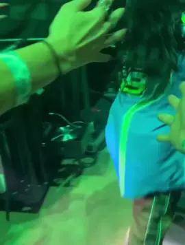 Billie Eilish vivió un momento de tensión cuando un fan la jaló de forma violenta durante un concierto en Miami. Afortunadamente, su equipo de seguridad reaccionó con velocidad y todo quedó en un susto. (Video: RRSS) #billieeilish #billieeilishfan 
