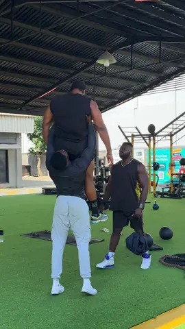 Carried them up with their size 💀😂😂 #viral 