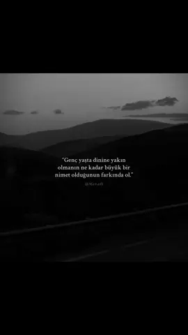 Genç yaşta dinine yönelmek, Allah’ın insana nasip ettiği en büyük lütuflardan biridir. Çünkü nefsin güçlü, dünyanın cazibesinin en yoğun olduğu bir dönemde kalbini Rabbine çevirmek; herkese nasip olmayan bir farkındalık, bir olgunluk demektir. 🍃 Unutma; senin yaşında çoğu insan dünyanın peşinden koşarken, sen Rabbinin rızasını arıyorsun. Bu bir ayrıcalık değil, bir seçilmişliktir. Kimi bu nimetin farkına yaşlılıkta varır, kimi hiç varamaz… Sen erken uyananlardansın. Bu yolda sabit kal, gönlünü koru, imanını diri tut. Çünkü Allah, kendisini gençliğinde tanıyan kulunu hiç unutmaz :)  #alhamdulillah #islamic_video #fy #prayer #muslims 