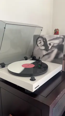 she's so effortlessly cool #oliviadean #vinyl #TheArtOfLoving